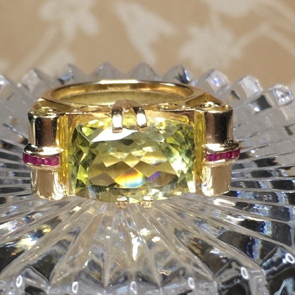 Elegant 14k Gold Gemstone Ring with a beautiful faceted Peridot & Rubies - Picture 6 of 16